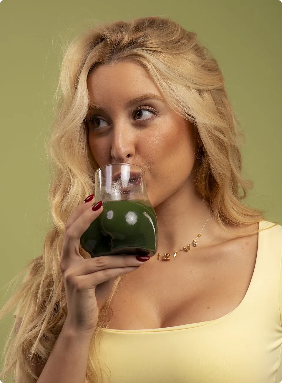 Mulher bebendo suco verde Blessy